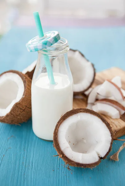 Mleko kokosowe i świeże Orzechy kokosowe — Zdjęcie stockowe