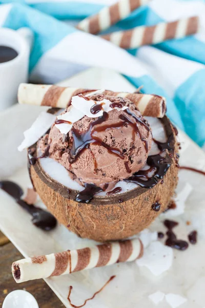 Helado de chocolate en coco — Foto de Stock