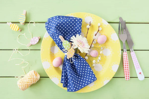 Apparecchiatura colorata della tavola per Pasqua — Foto Stock