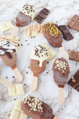 Çikolata ile dondurulmuş popsicles