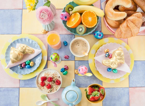 Paskalya kahvaltı neşeli Tablo ayarı — Stok fotoğraf