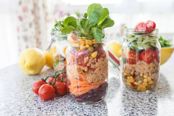 Ensalada en capas en un frasco —  Fotos de Stock