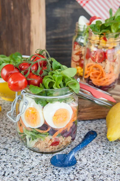 Ensalada en capas en un frasco — Foto de Stock