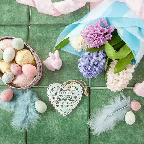 Wielkanocne dekoracje i kwiaty — Zdjęcie stockowe