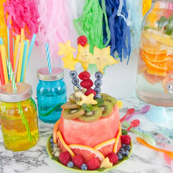 Kleurrijke taart gemaakt van vruchten — Stockfoto