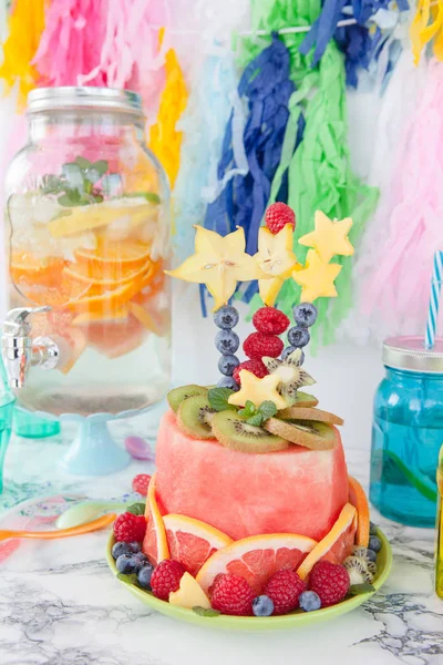Kleurrijke taart gemaakt van vruchten — Stockfoto