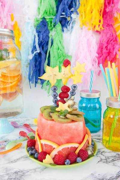 多彩的蛋糕水果制成 — 图库照片