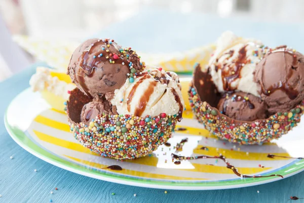 Морозиво в чашках з шоколаду — стокове фото