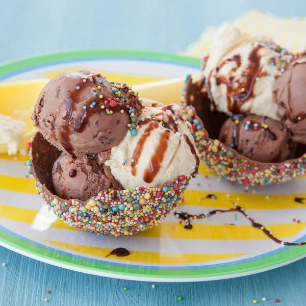Мороженое в чашках из шоколада — стоковое фото