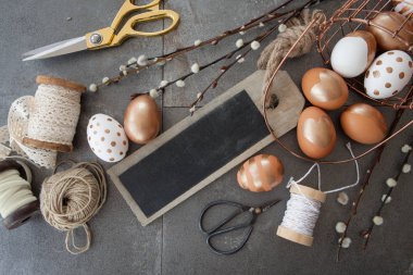 Rustik chalkboard ve Paskalya yortusu yumurta