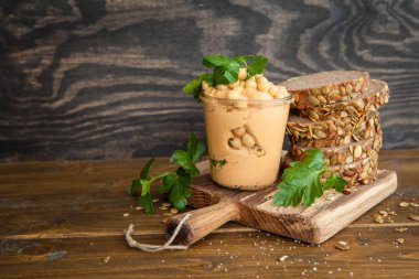 Humus taze ekmek ile