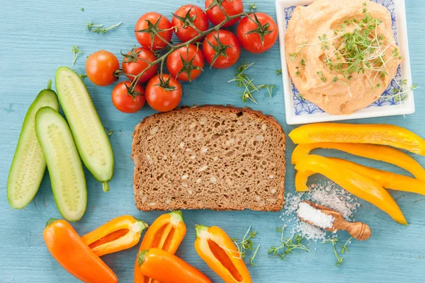 Volkoren brood en hummus — Stockfoto