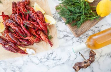 Dereotu ile haşlanmış kerevit