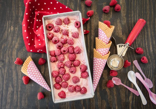 Homemade raspberry ice cream — Stock Photo, Image