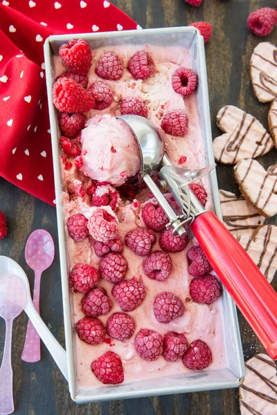 Homemade raspberry ice cream — Stock Photo, Image