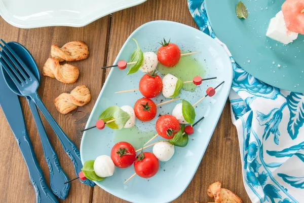 Kleine Spiesjes met tomaten — Stockfoto