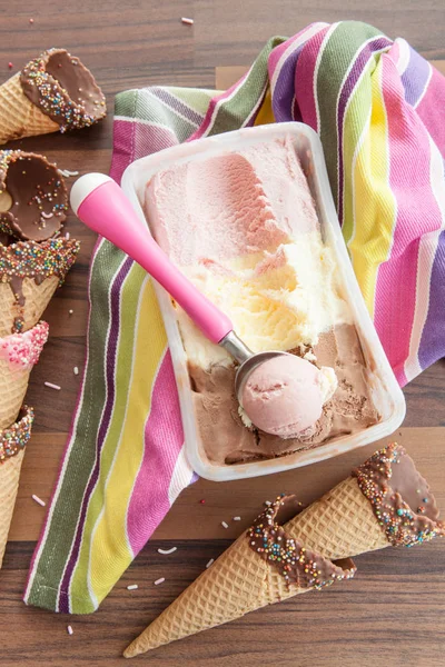 Helados y conos de gofre — Foto de Stock