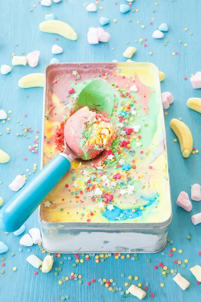 Цветное мороженое из единорога — стоковое фото