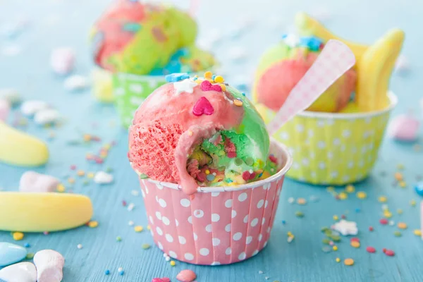 Renkli tek boynuzlu at dondurma — Stok fotoğraf