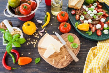 Mozzarella soslu domates salatası.