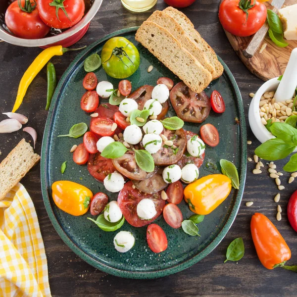 Salată de roșii cu mozzarella — Fotografie, imagine de stoc