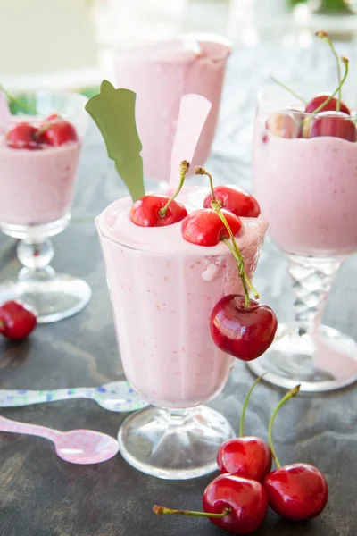 Milkshake rosa con cerezas — Foto de Stock