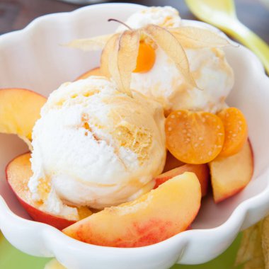 Nektarin ile dondurma