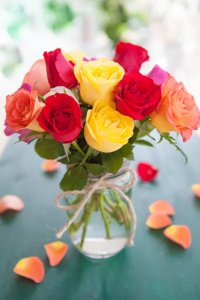 新鲜的多彩玫瑰 — 图库照片