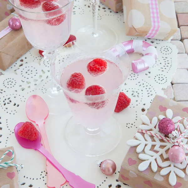 Slavnostní nápoj s malinami — Stock fotografie