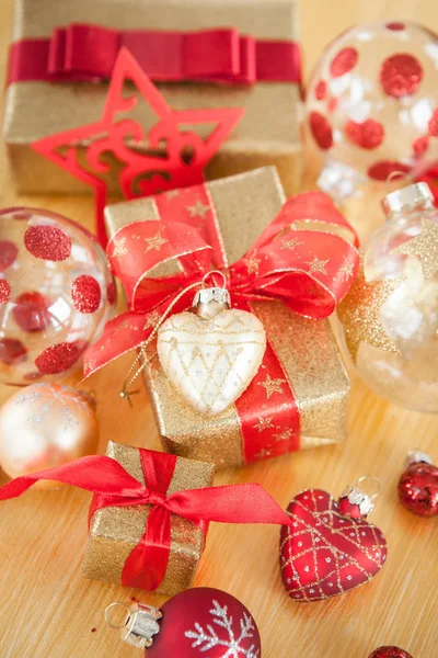 Hübsch verpackte Päckchen zu Weihnachten — Stockfoto