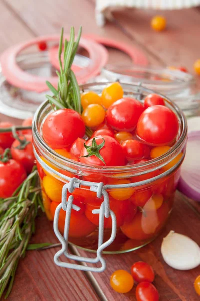 Betning tomater med rosmarin — Stockfoto