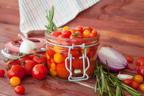 Marynowania pomidorów z rozmarynem — Zdjęcie stockowe