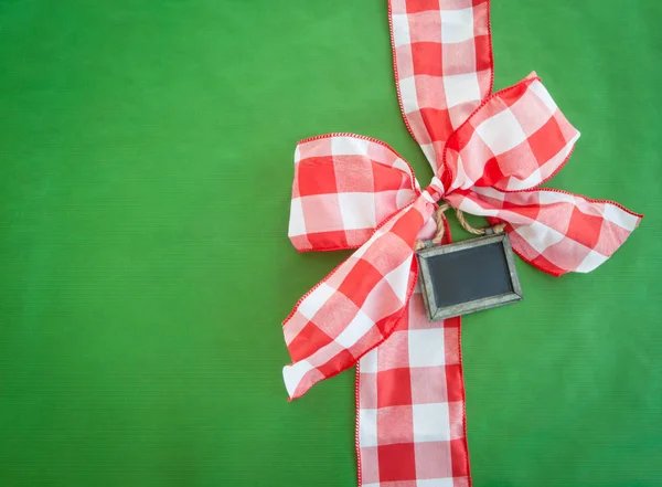 Fondo verde con cinta de regalo — Foto de Stock