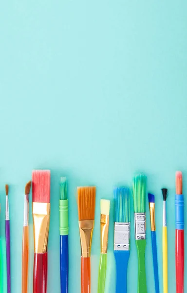 Kleurrijke verf penselen — Stockfoto