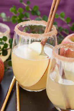 Meyveli kokteyl ile elma