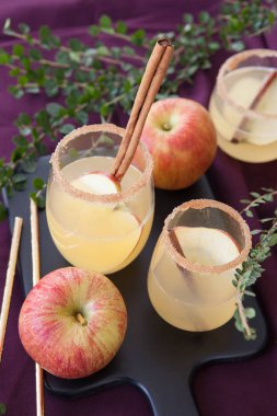 Meyveli kokteyl ile elma