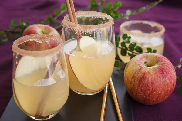 Meyveli kokteyl ile elma