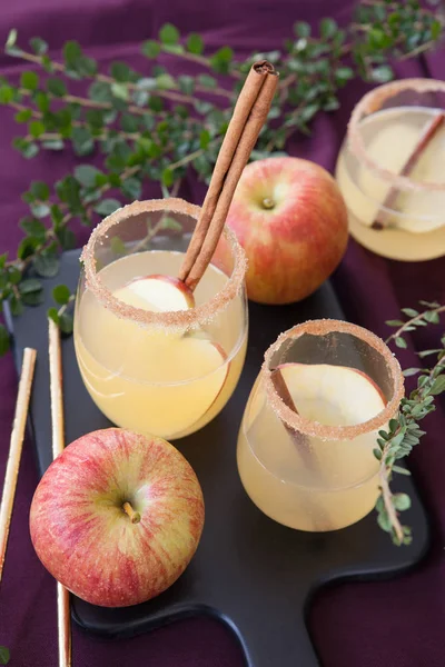 Meyveli kokteyl ile elma