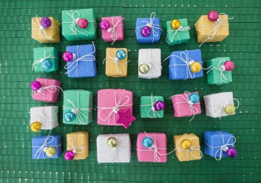 Küçük coloful hediye kutuları