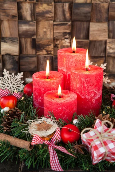 Quattro candele rosse dell'Avvento — Foto Stock