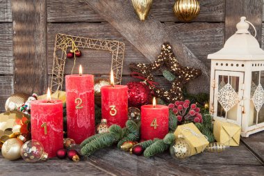 Ahşap arka planda Noel süslemeleri
