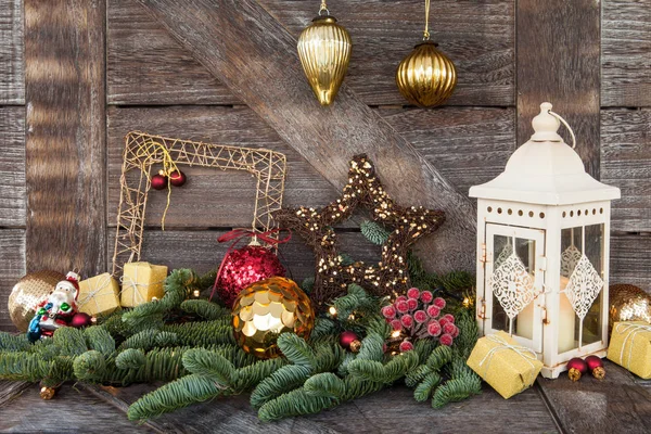 Decoraciones de Navidad sobre fondo de madera — Foto de Stock