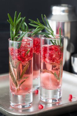 Rosemary ile şenlikli kokteyl