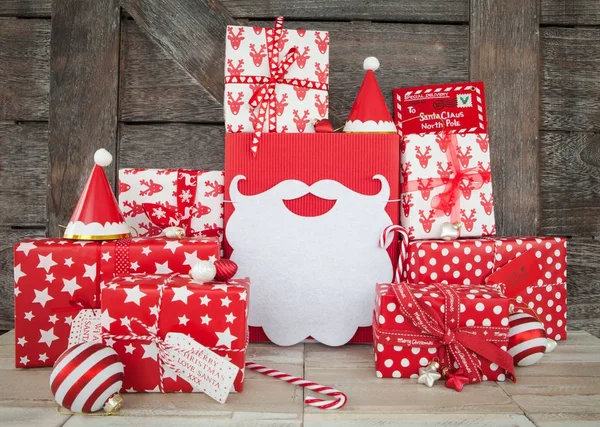 Regalos en papel de regalo rojo y blanco — Foto de Stock