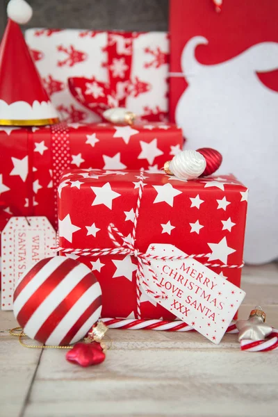 Regalos en papel de regalo rojo y blanco —  Fotos de Stock