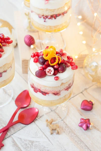 Trifle met witte chocolademousse Stockfoto