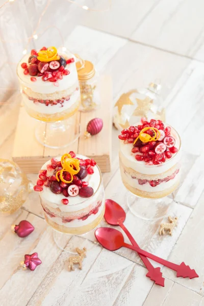 Trifle met witte chocolademousse Stockfoto