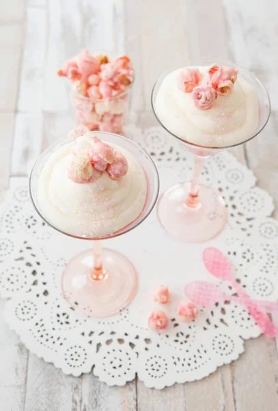 Panna cotta with popcorn — Stock Photo, Image