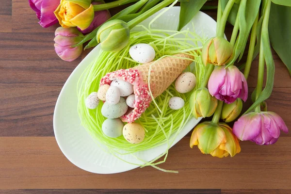 Osternest und frische Tulpen — Stockfoto