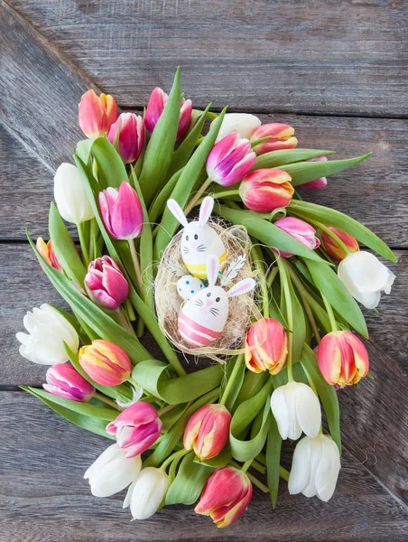 Osternest mit Tulpen — Stockfoto